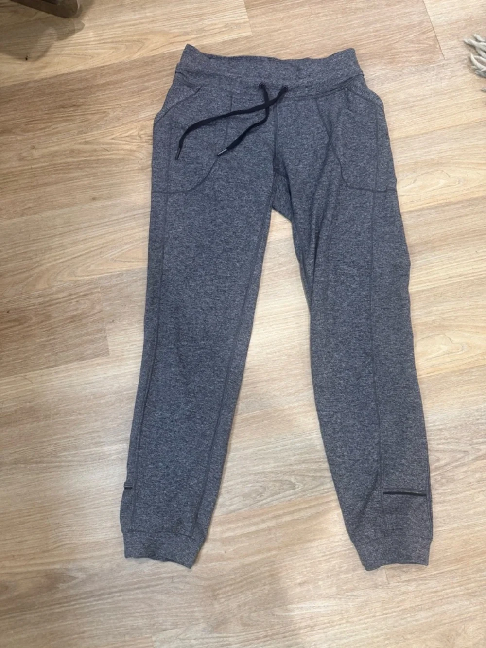 Lululemon gray pants with 2 front pockets size 6 - Picture 2 of 5